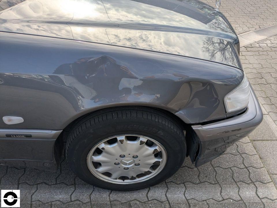 Vorderer rechter Kotflügel mit Delle und Verformung, Radkasten beschädigt