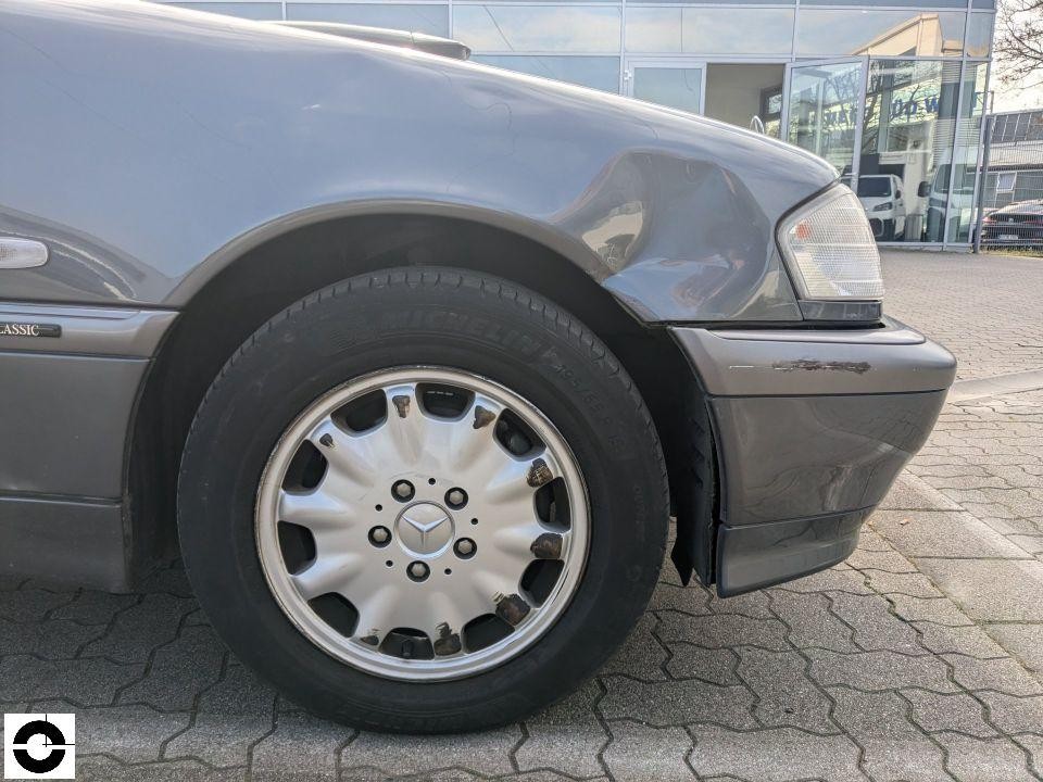 Vorderer rechter Kotflügel und Stoßstange mit Lackschäden und Kratzern