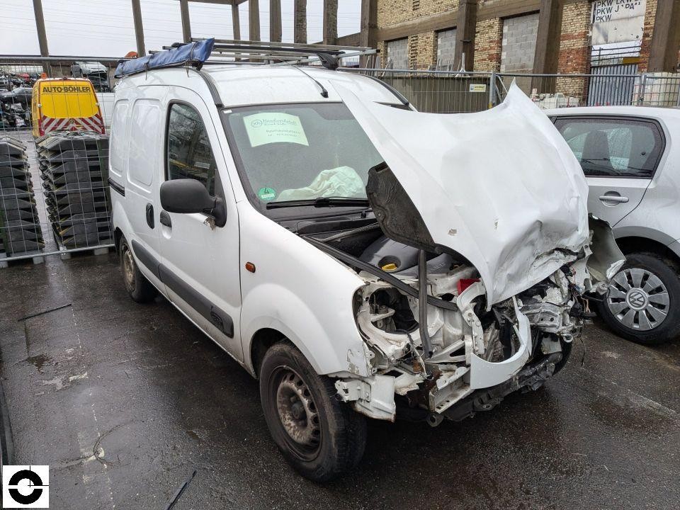 Frontansicht mit schwerem Unfallschaden, Motorhaube aufgeworfen, Frontpartie komplett zerstört