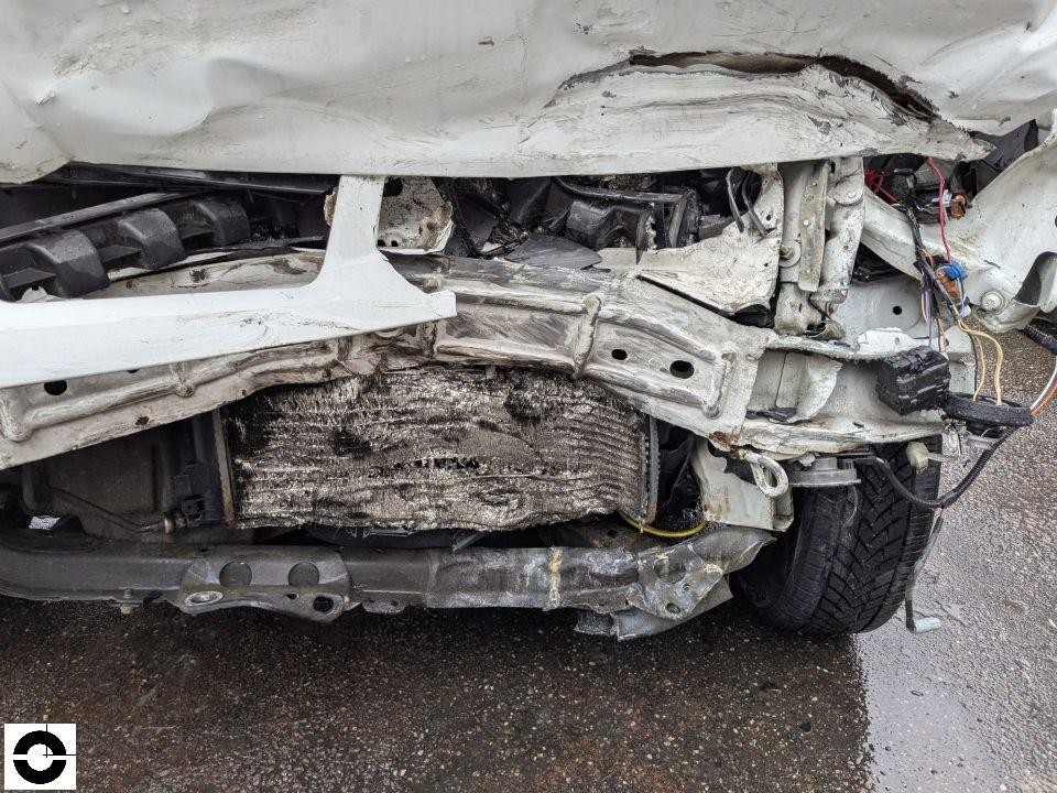 Frontbereich mit schwerem Unfallschaden, Kühler und Motorraum freigelegt, Stoßfänger fehlt