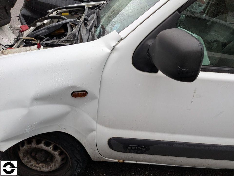 Linke Seite, schwerer Frontschaden am vorderen Kotflügel und Motorraum geöffnet