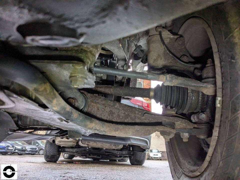 Unterbodenansicht, Hinterachse mit Querlenker, Stoßdämpfer und Antriebswelle sichtbar