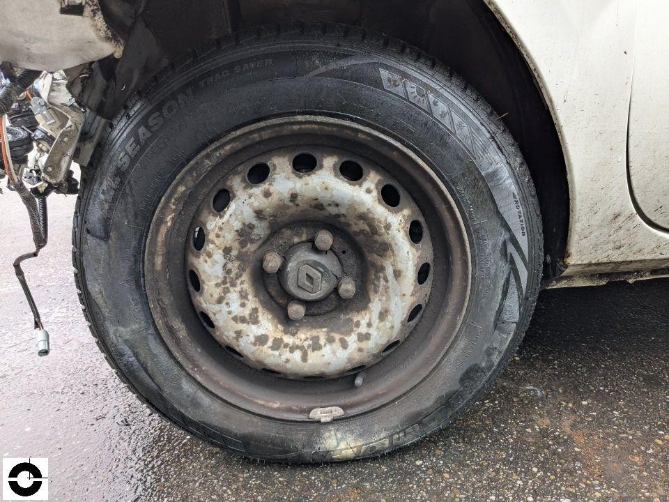 Vorderrad links mit stark verrostetem Stahlfelgen, Renault-Logo sichtbar, Kotflügel beschädigt