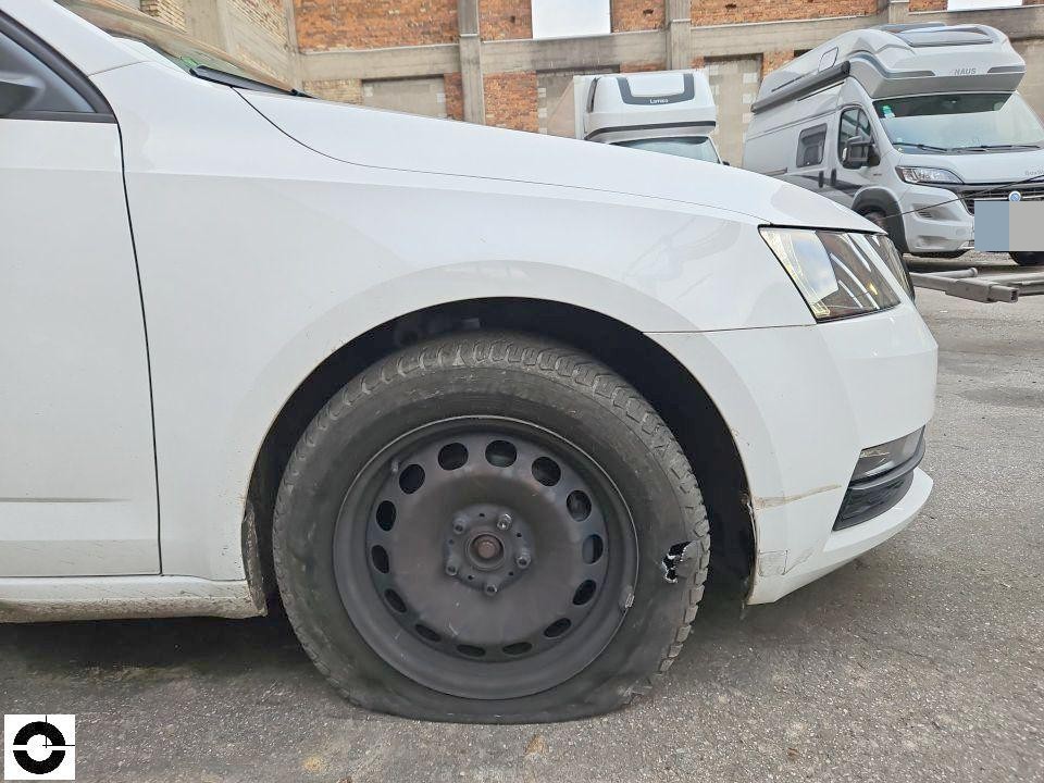 Frontansicht rechts, vorderer Kotflügel und Stoßstange mit Verschmutzungen, Stahlfelge sichtbar