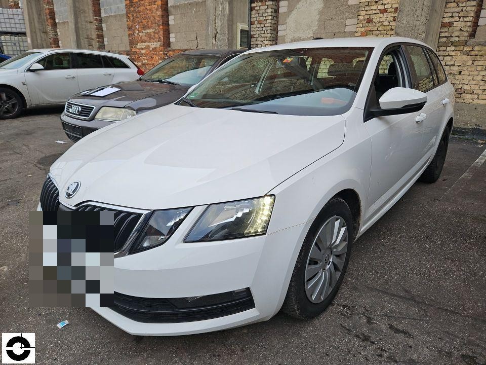 Frontansicht schräg rechts, weißes Fahrzeug, keine sichtbaren Schäden