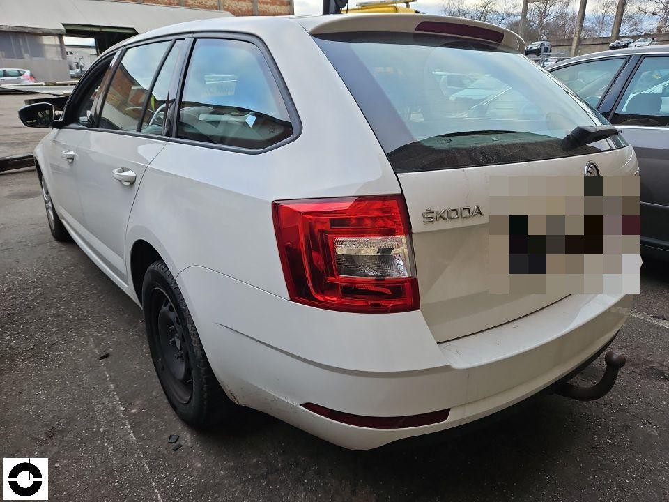 Heckansicht schräg links, weißer Kombi mit Anhängerkupplung, leichte Verschmutzung