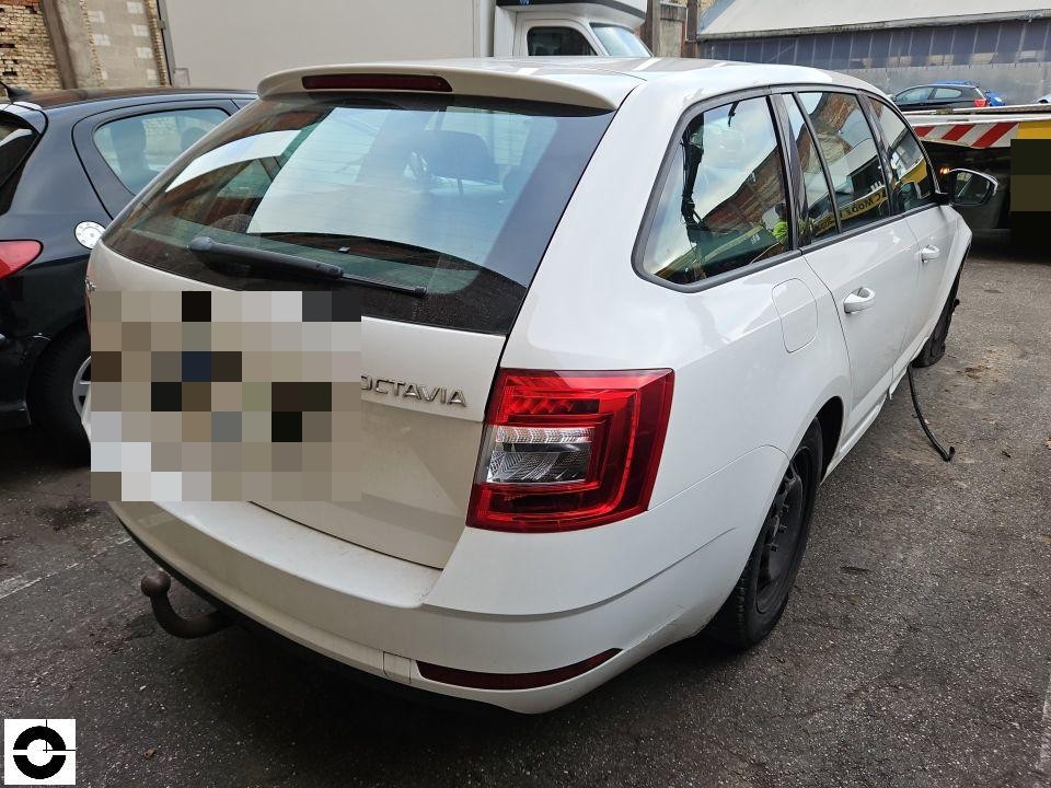 Heckansicht schräg rechts, weißer Kombi mit Anhängerkupplung, Kennzeichen pixeliert