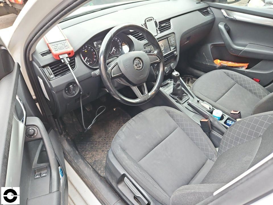 Innenraum Fahrerseite, Škoda, Diagnosegerät am OBD-Anschluss, keine Schäden sichtbar