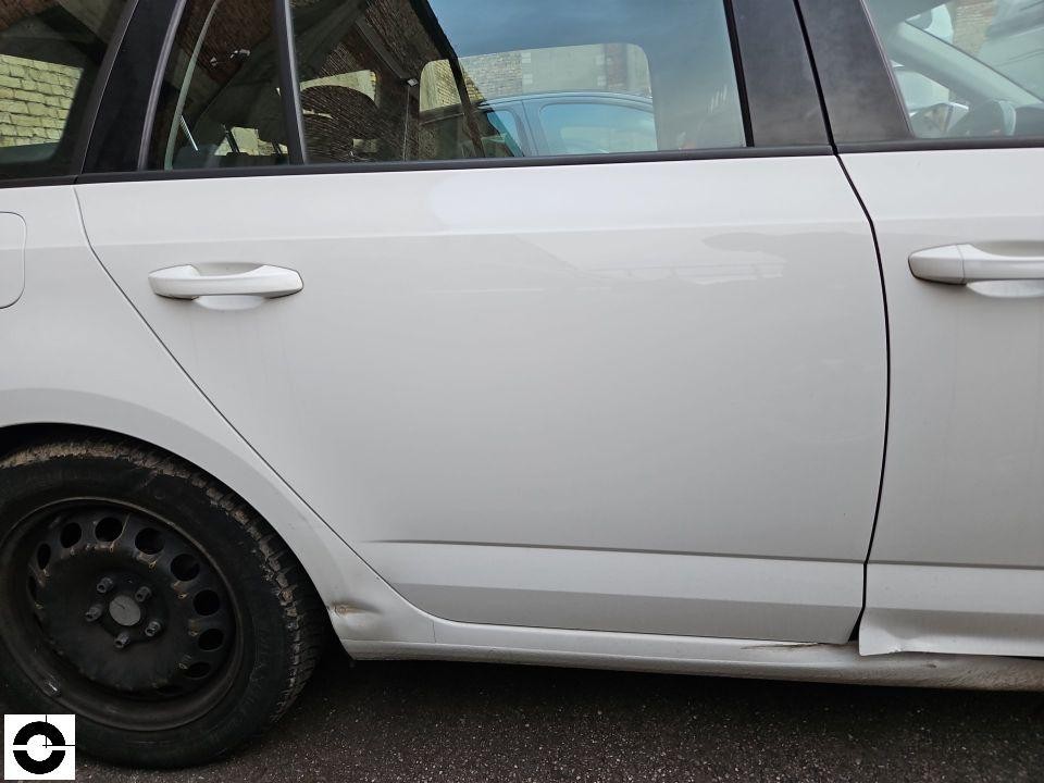 Linke Fahrzeugseite, hintere Tür und Schweller mit Lackschäden und Dellen