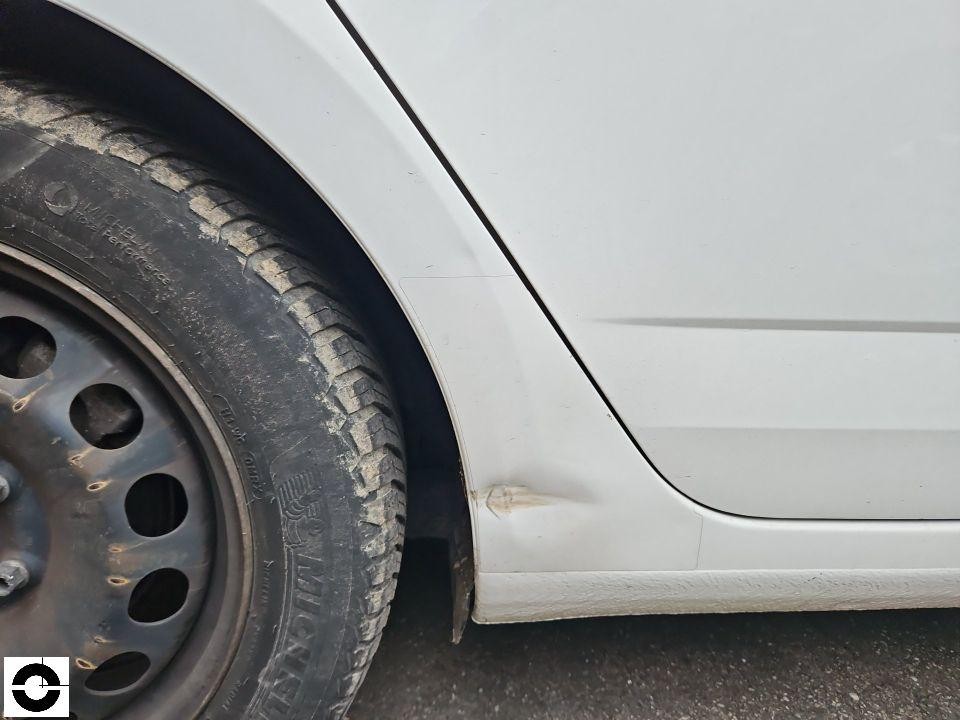 Linke Seite, hinterer Radkasten und Schweller mit Kratzer und Verschmutzung