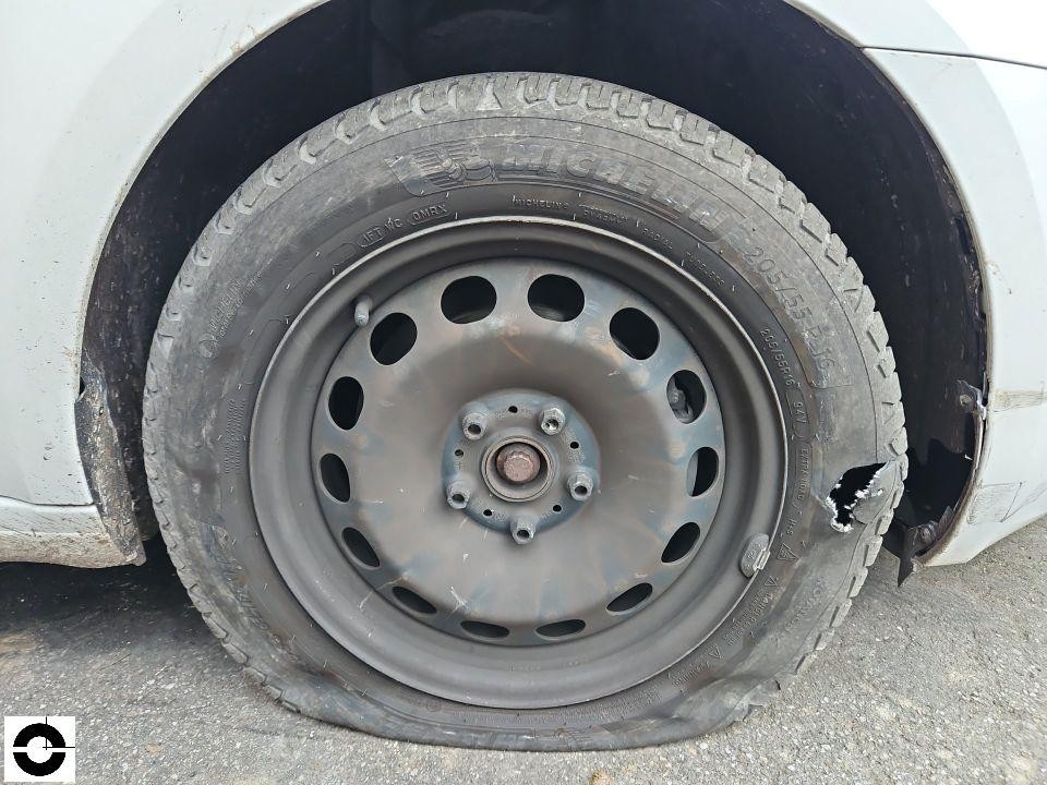 Linkes Vorderrad mit Stahlfelge, Schaden am hinteren Radlauf mit abgeplatzer Lackierung