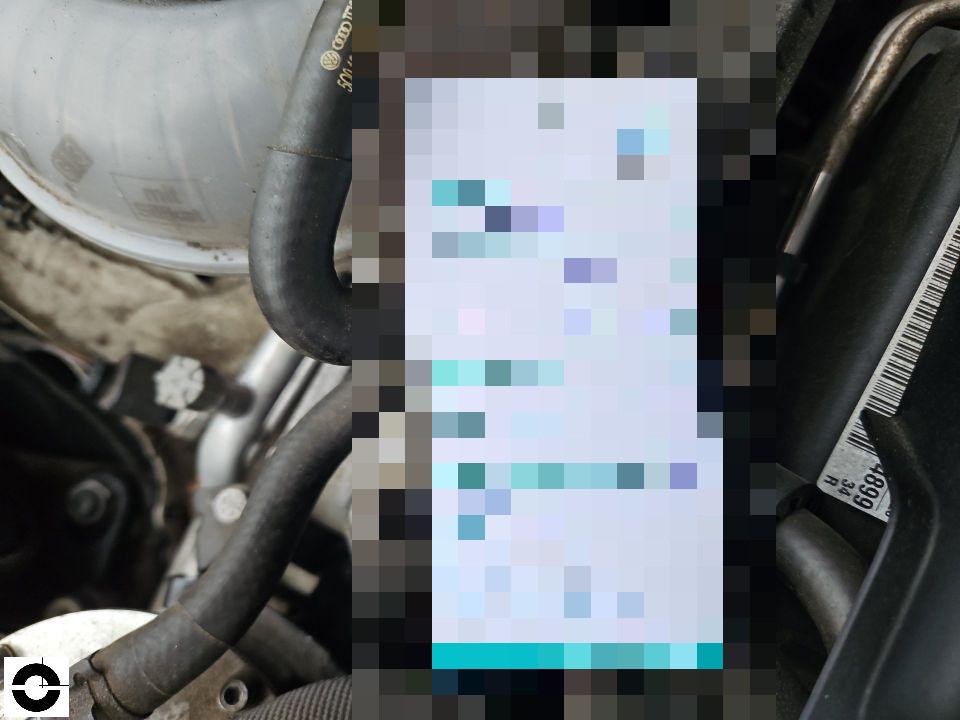 Motorraum mit Ausgleichsbehälter und Dokument im Vordergrund, pixeliert