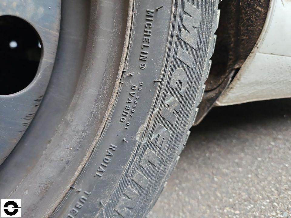 Nahaufnahme Reifen Michelin mit Seitenwand-Beschriftung und Stahlfelge