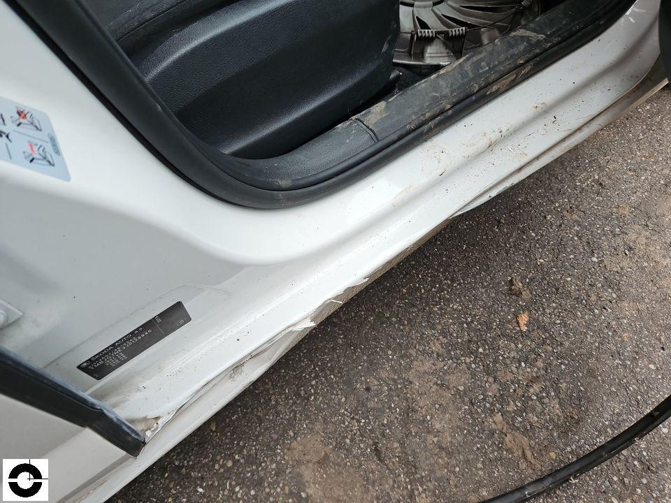 Schweller links mit starker Verformung und Lackabrieb, Blick auf Einstiegsbereich
