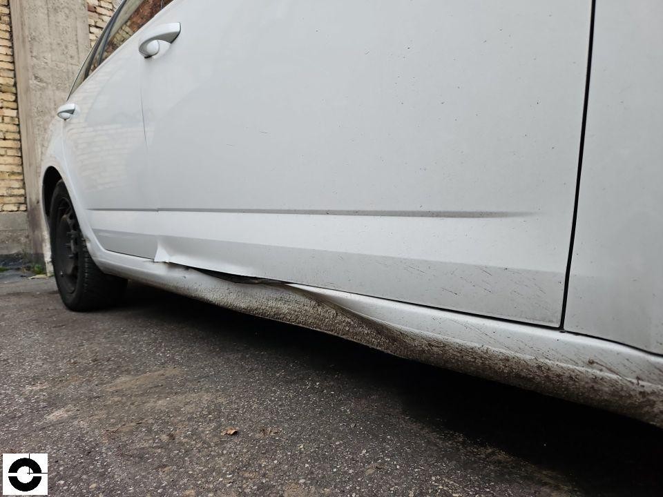 Seitenansicht rechts, Schwellerbereich mit Schmutz und leichten Kratzern, Zierleiste beschädigt