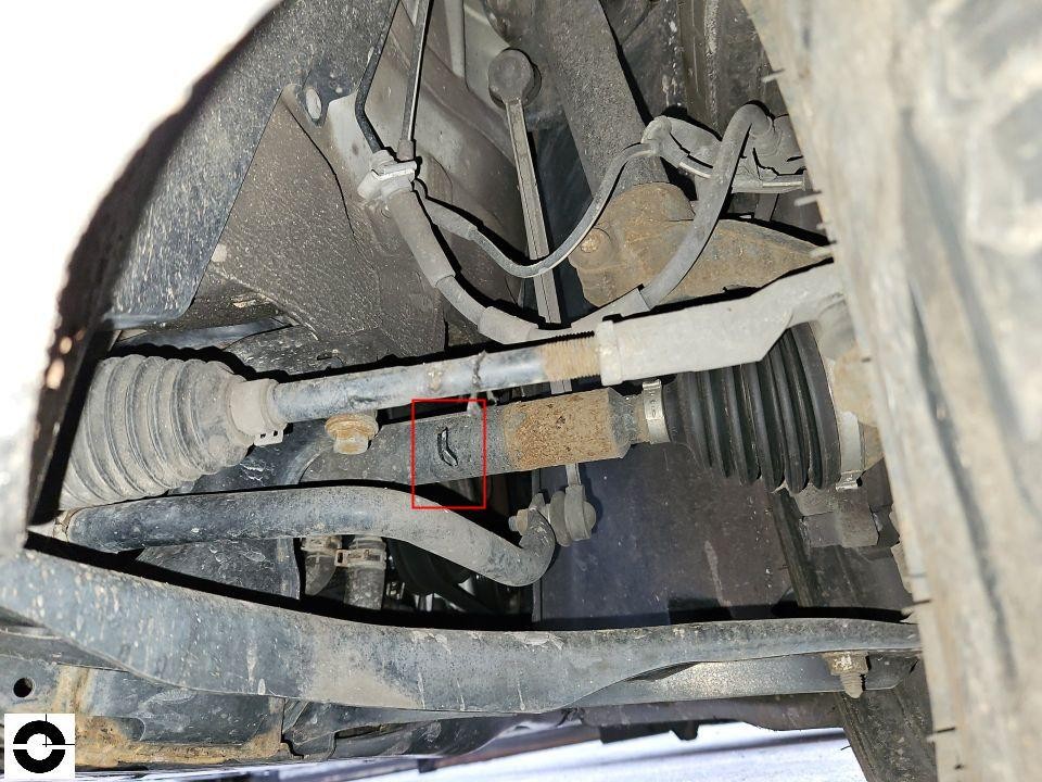 Unterboden-Aufnahme, Lenkgetriebe und Spurstange mit roter Markierung am Schaden