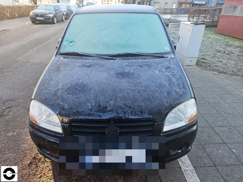 Frontansicht, Motorhaube mit Reif/Frost bedeckt, keine sichtbaren Schäden