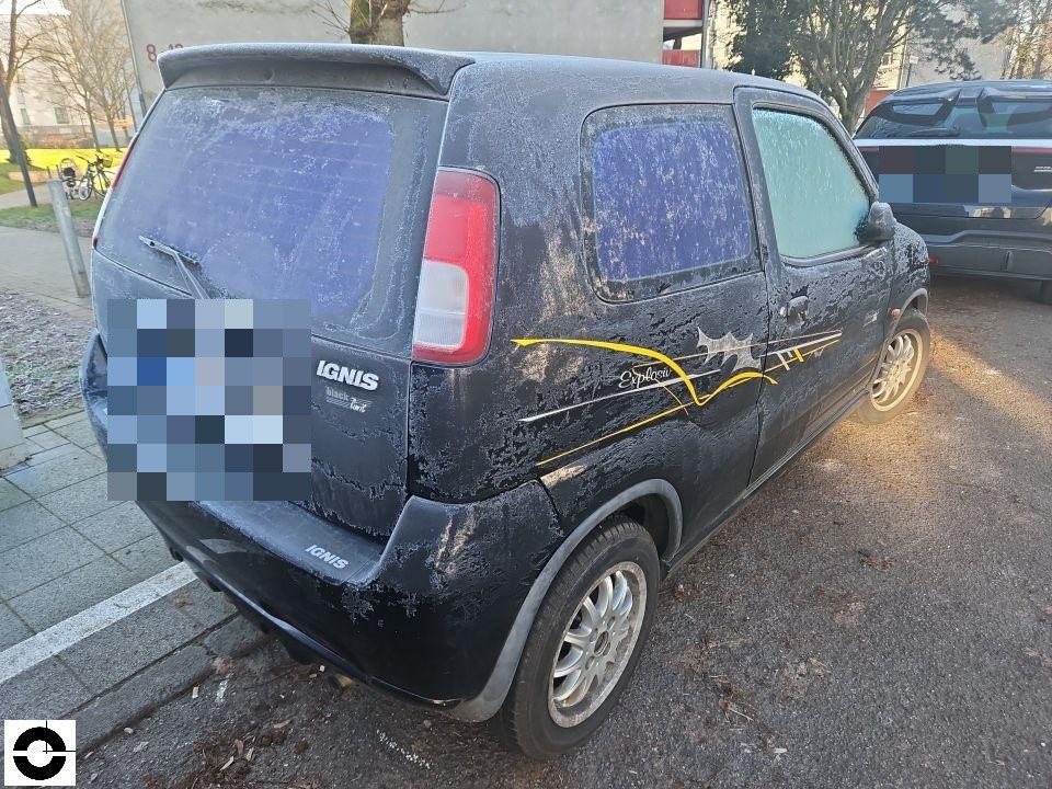 Heckansicht schräg rechts, stark verschmutztes Fahrzeug mit Dekorstreifen, keine sichtbaren Schäden