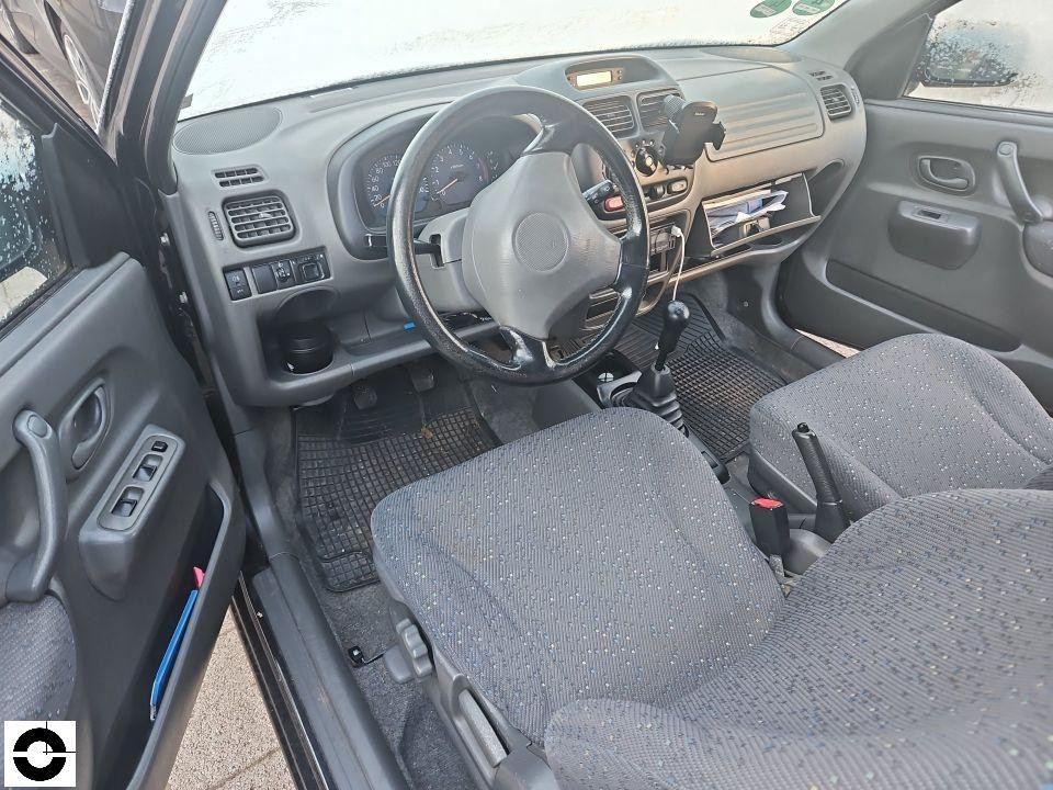 Innenraum Fahrerseite, Blick auf Lenkrad, Armaturenbrett und Vordersitze, keine Schäden erkennbar