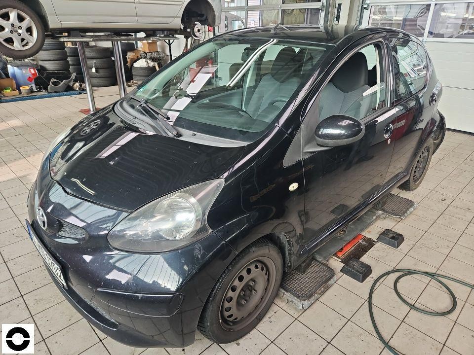 Frontansicht schräg links in Werkstatt, Fahrzeug auf Hebebühne, keine sichtbaren Schäden