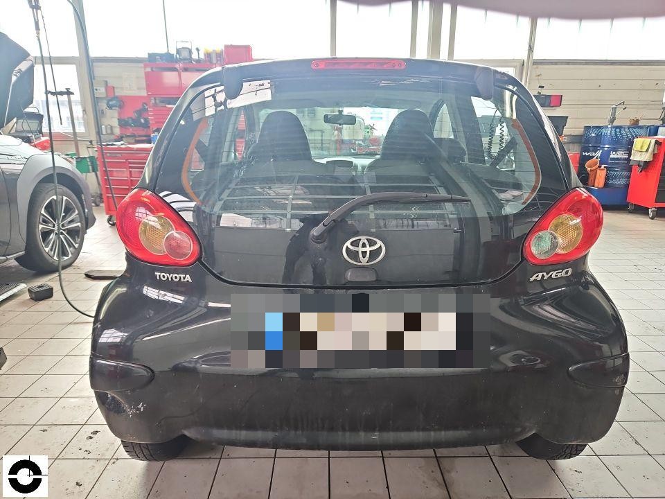 Heckansicht in Werkstatt, Kennzeichen pixeliert, keine sichtbaren Schäden