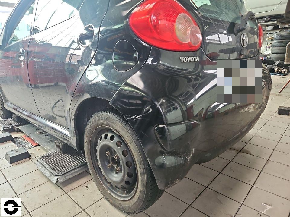 Heckansicht schräg links, massive Beschädigung an hinterer Stoßstange und Kotflügel links