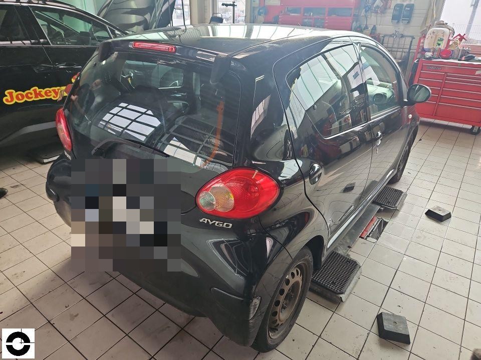 Heckansicht schräg rechts in Werkstatt, Fahrzeug auf Hebebühne, keine sichtbaren Schäden