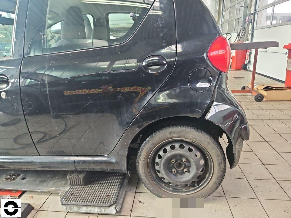 Hintere rechte Seite, Radlaufverkleidung beschädigt, Werkstattumgebung