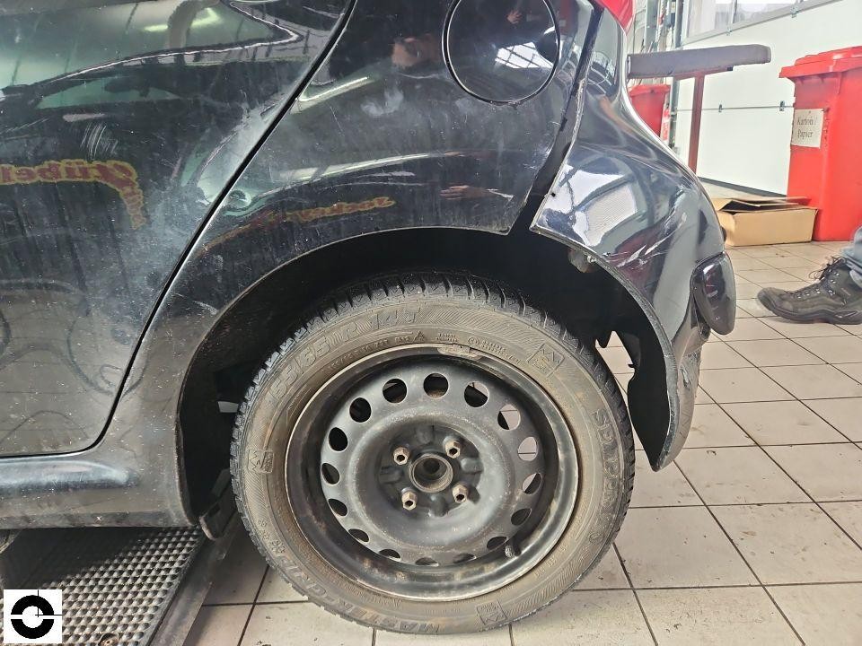 Hinterer linker Kotflügel mit Deformierung und Lackschäden, Werkstattumgebung