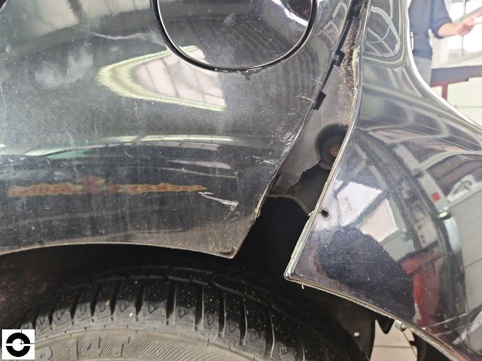 Hinterer linker Kotflügel mit Kratzern und Spaltmaß-Versatz zur Stoßstange