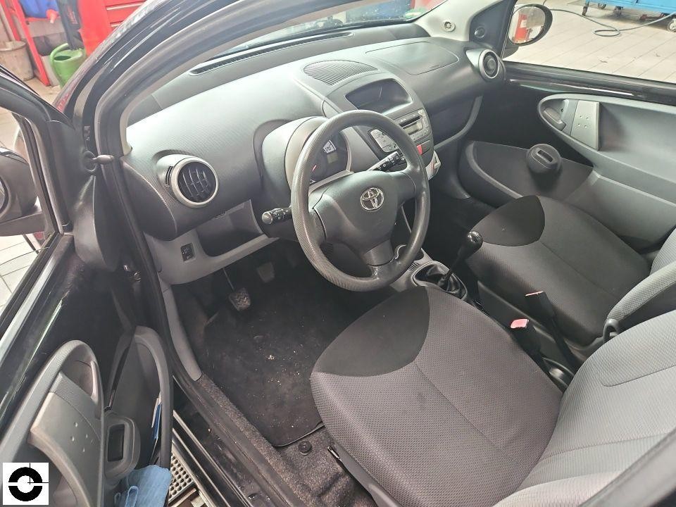 Innenraum Fahrerseite, Blick auf Lenkrad, Armaturenbrett und Sitze, keine Schäden erkennbar