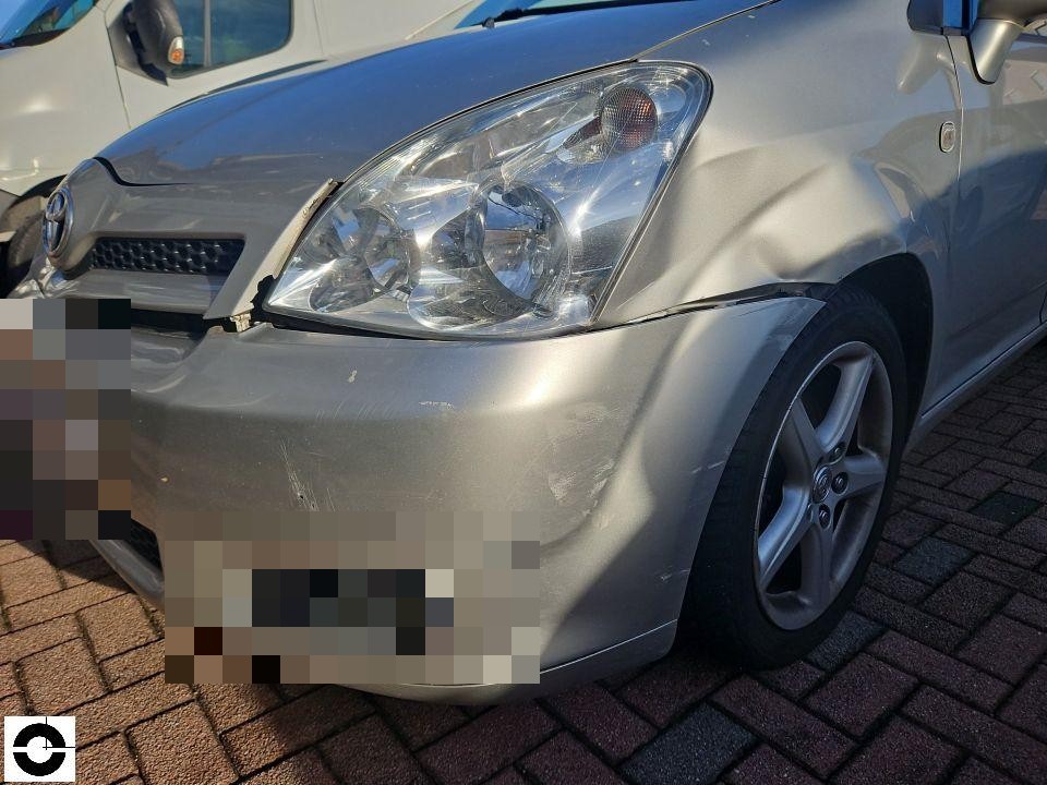 Frontansicht rechts, Delle und Kratzer an vorderer Stoßstange und Kotflügel