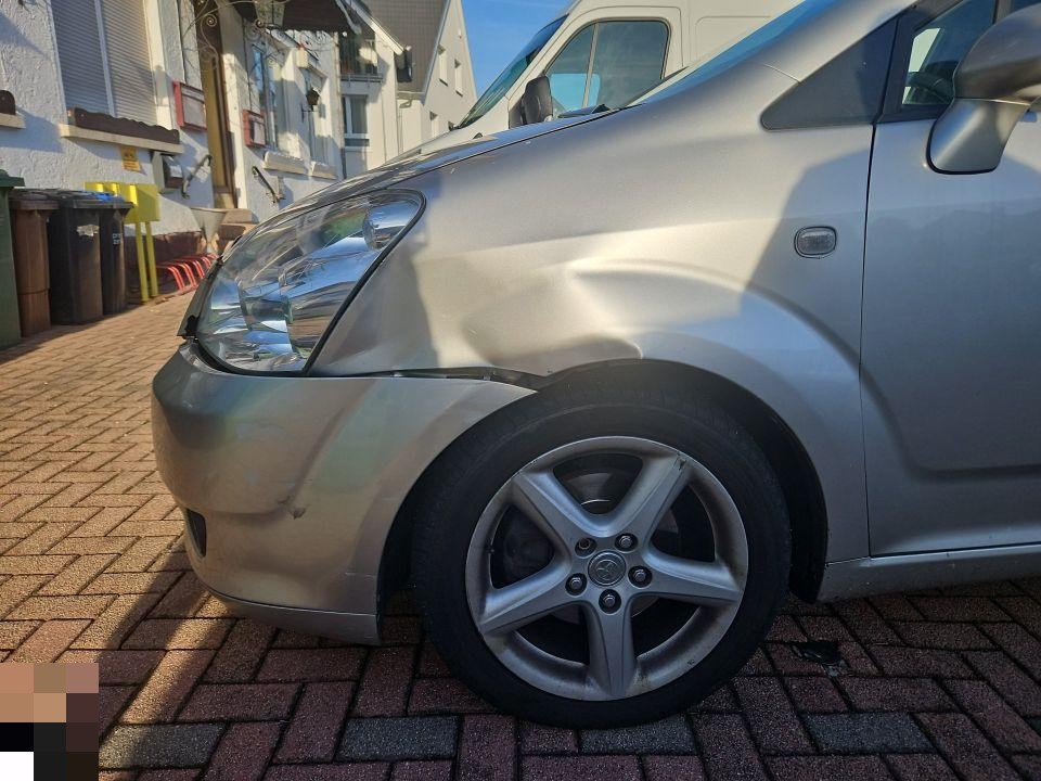 Frontansicht schräg links, Delle im vorderen Kotflügel und Stoßstange