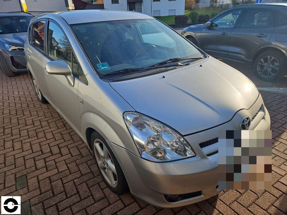 Frontansicht schräg von rechts, silbernes Fahrzeug auf Parkplatz, Kennzeichen pixeliert