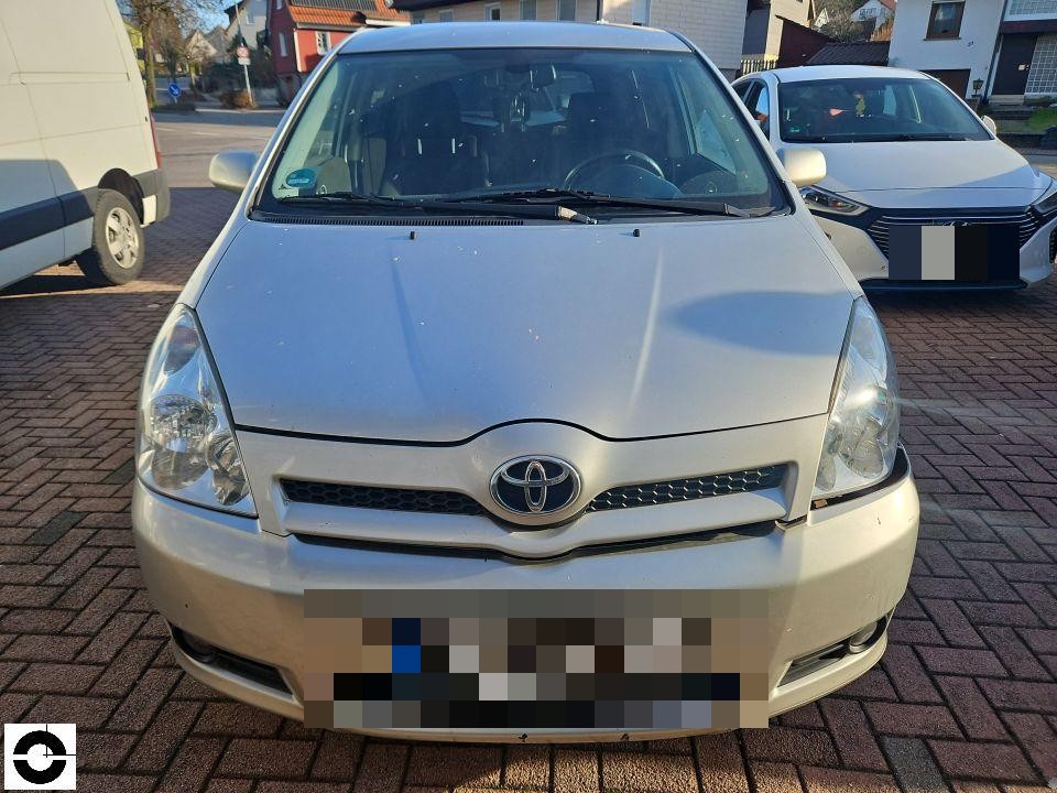 Frontansicht, silberfarbenes Fahrzeug, Kennzeichen bereits pixeliert, keine sichtbaren Schäden