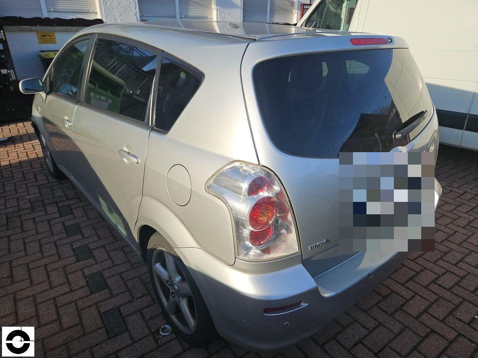 Heckansicht schräg links, silberner Kompakt-Van, Kennzeichen bereits pixeliert, keine sichtbaren Schäden