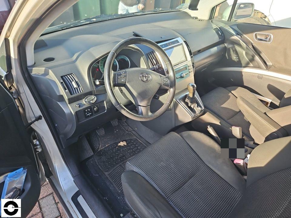 Innenraum Fahrerseite, Blick auf Lenkrad, Armaturenbrett und Vordersitze, keine sichtbaren Schäden