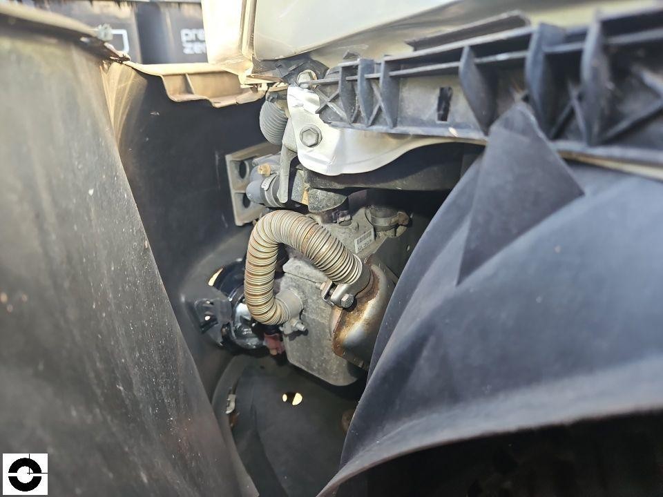 Motorraum-Detailaufnahme mit flexiblen Metallschläuchen und Scharnierbereich der Motorhaube