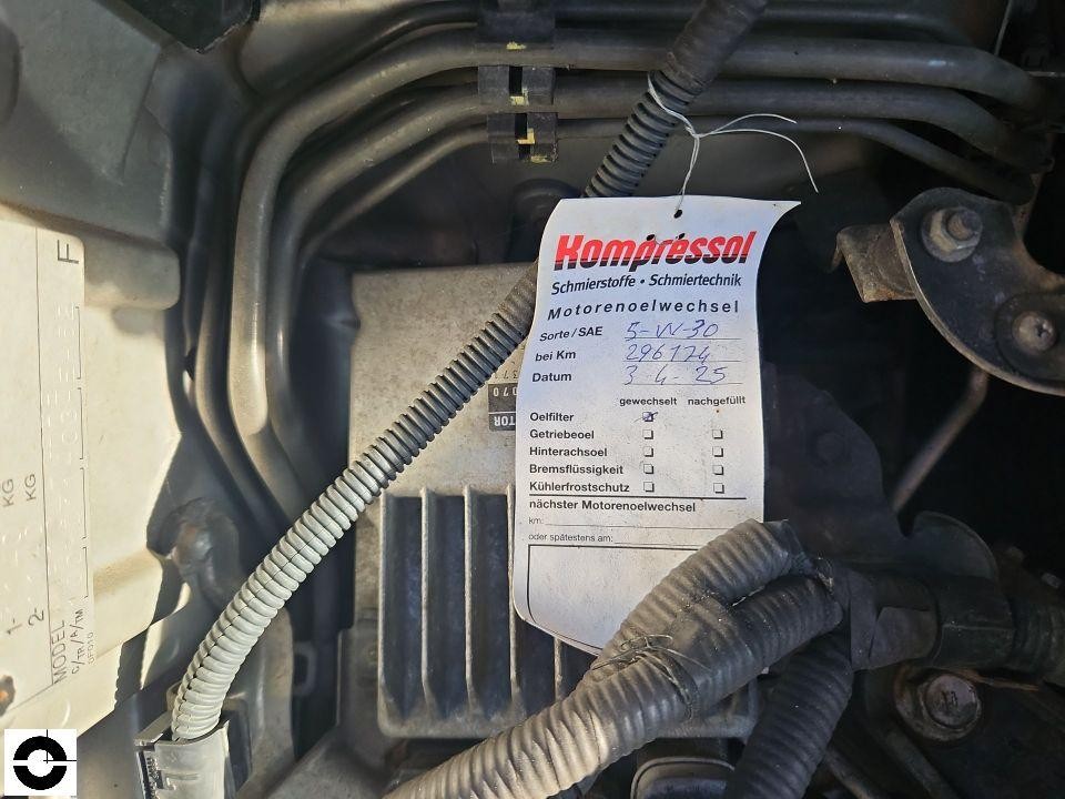 Motorraum mit Ölwechsel-Serviceanhänger von Kompressol, Kilometerstand und Datum notiert