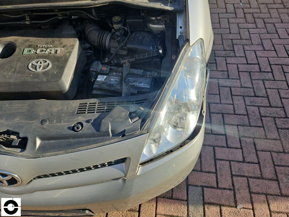 Motorraum von vorne rechts, geöffnete Haube, Toyota D-CAT Dieselmotor sichtbar