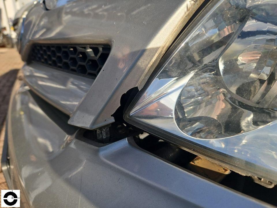 Nahaufnahme Frontscheinwerfer rechts mit Spaltmaß-Abweichung und leichtem Rostansatz