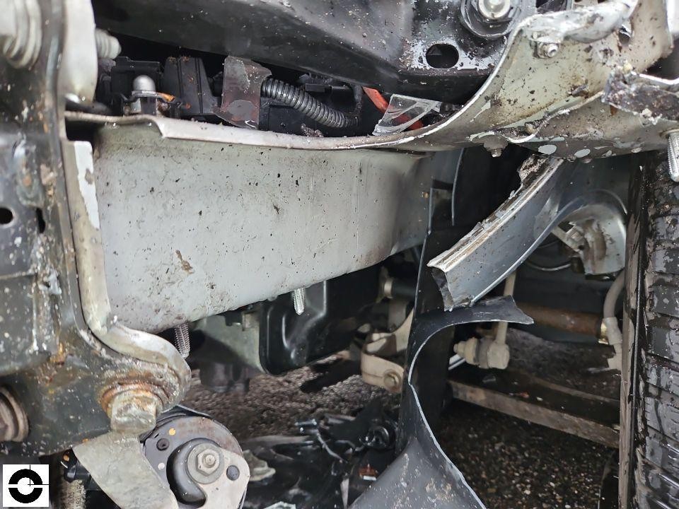 Detailaufnahme Frontbereich, beschädigter Längsträger und Querträger, Verschmutzungen sichtbar