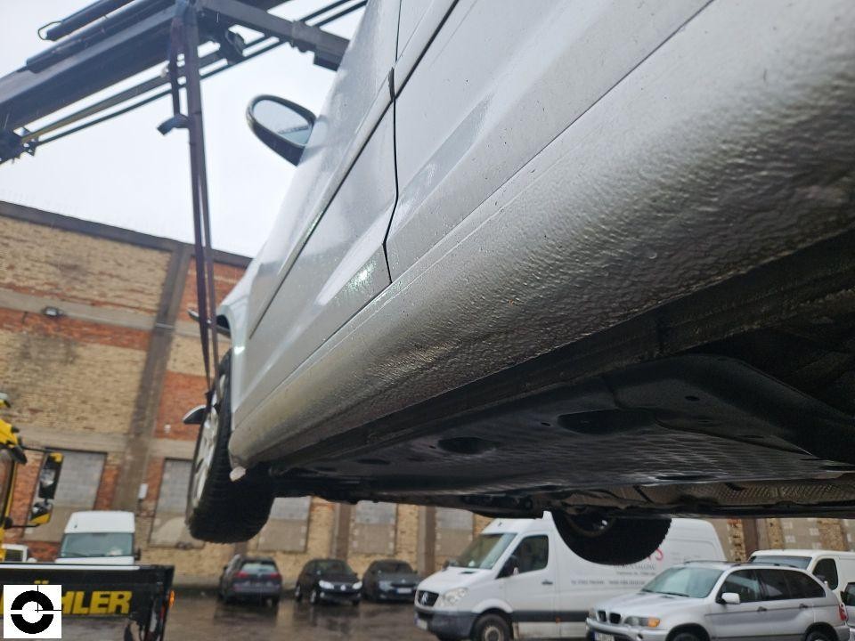 Fahrzeug auf Hebebühne, Ansicht von unten auf Schweller und Seitenwand links