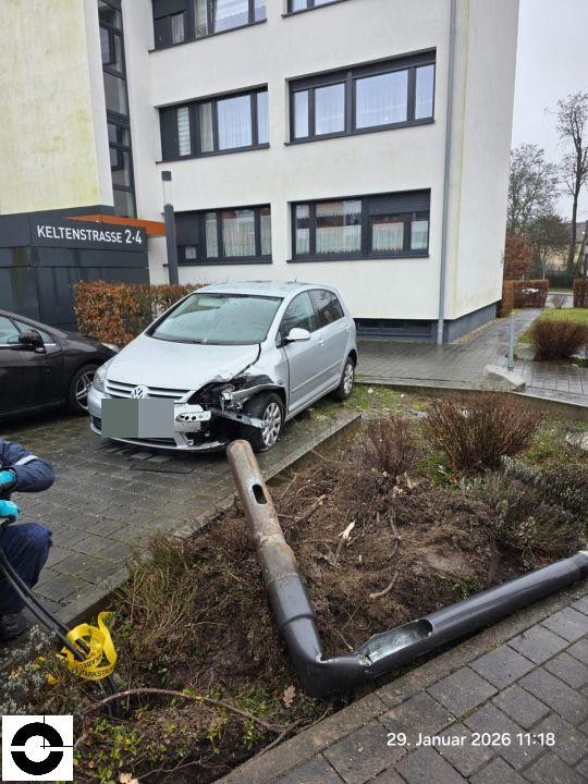 Frontansicht mit schwerem Unfallschaden, umgefahrener Laternenmast vor Fahrzeug