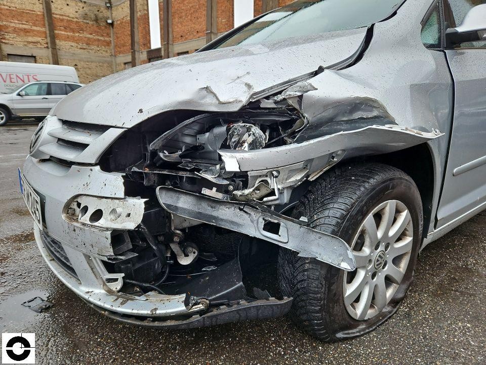 Frontansicht schräg rechts, massiver Unfallschaden an rechter Frontpartie, Kotflügel und Stoßstange zerstört, Scheinwerfer herausgerissen