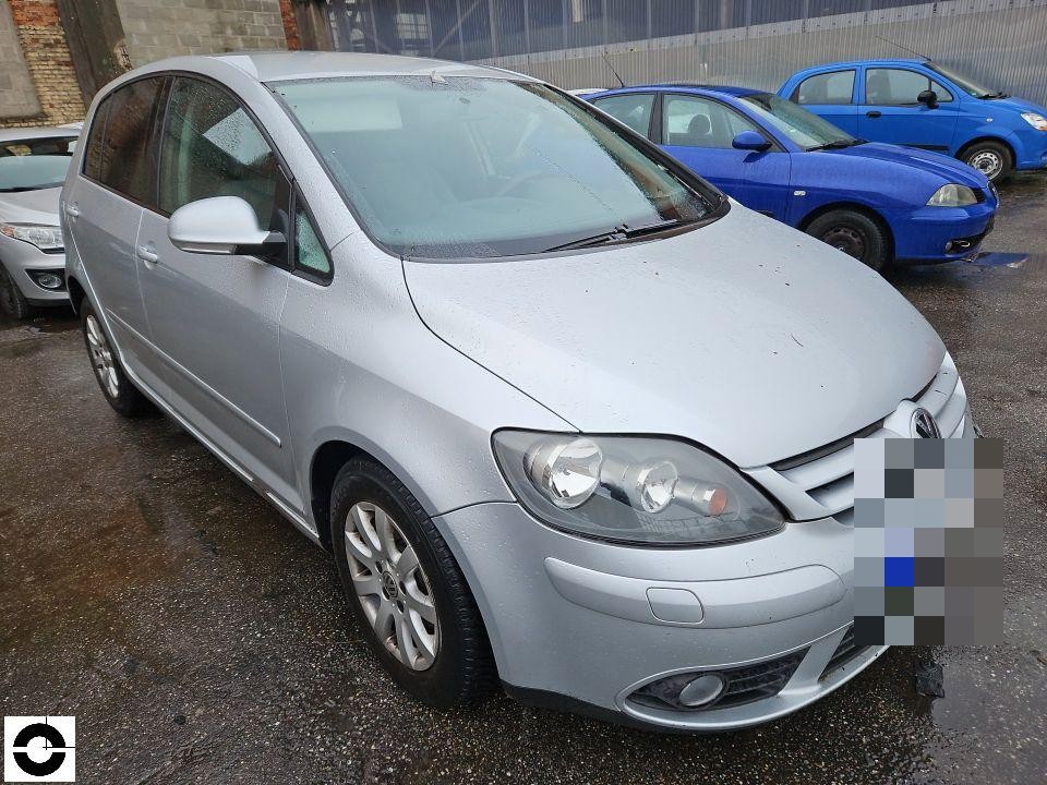 Frontansicht schräg rechts, silberner Kompaktvan, Kennzeichen bereits pixeliert, nasser Parkplatz