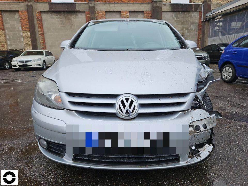 Frontansicht, schwerer Unfallschaden an rechter Frontecke, Stoßstange und Scheinwerfer fehlen