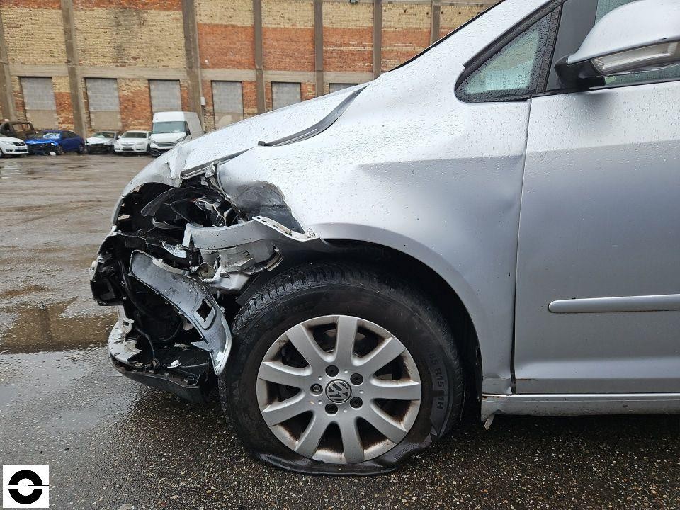 Frontschaden links, Stoßstange und Kotflügel stark deformiert, Scheinwerfer zerstört