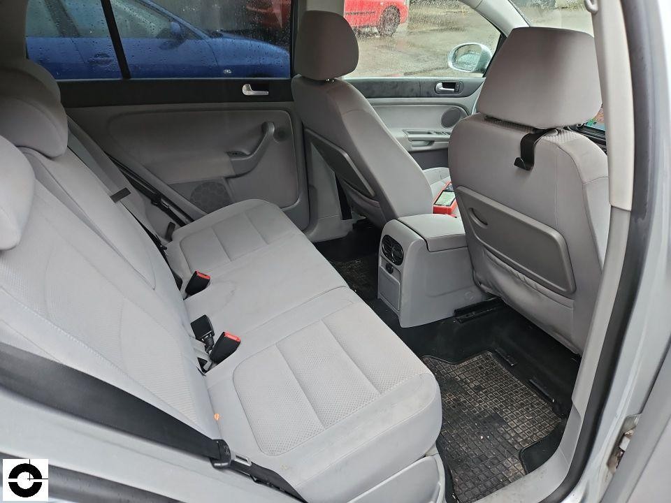 Innenraum Rücksitzbank mit geöffneter linker Hintertür, helle Stoffsitze, Gummifußmatten