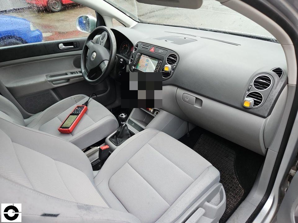 Innenraumansicht mit Blick auf Armaturenbrett, Sitze und Mittelkonsole, Diagnosegerät auf Fahrersitz